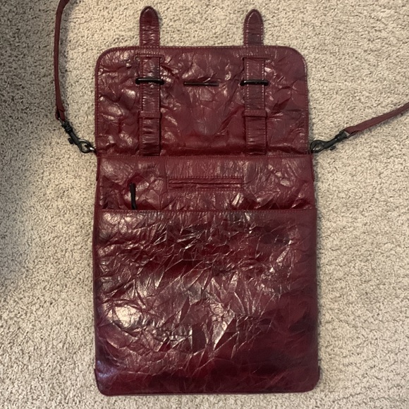 Matt & Nat Vegan Crinkle Crossbody Bag Distressed - Picture 15 of 17
